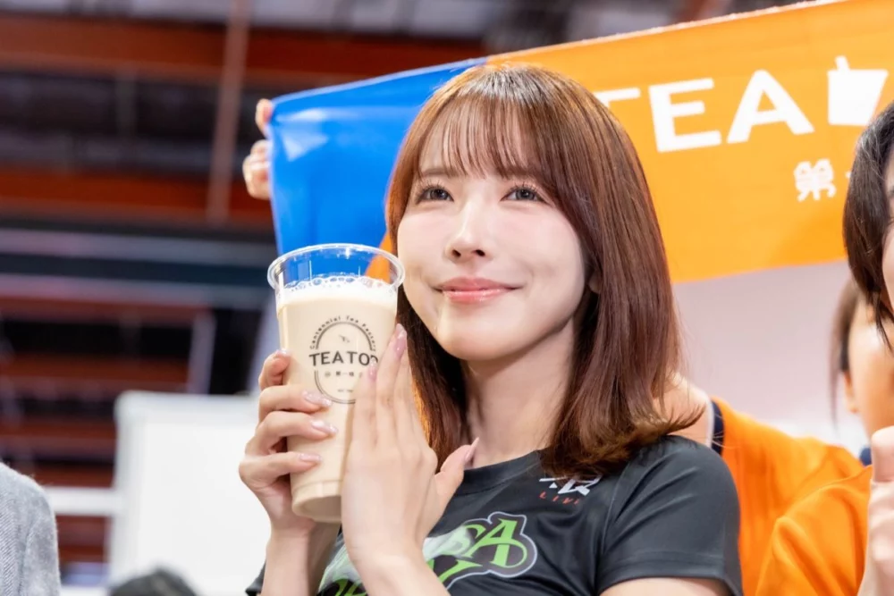圖／三上悠亞不吝表達對台灣飲品文化的喜愛。（主辦單位提供）