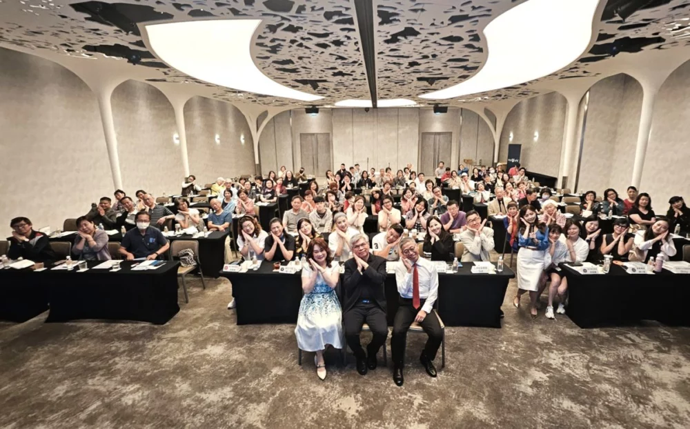 圖／會後主辦單位New U Life、江秉穎醫師與聽眾合影留念（New U Life 美商新生命提供）