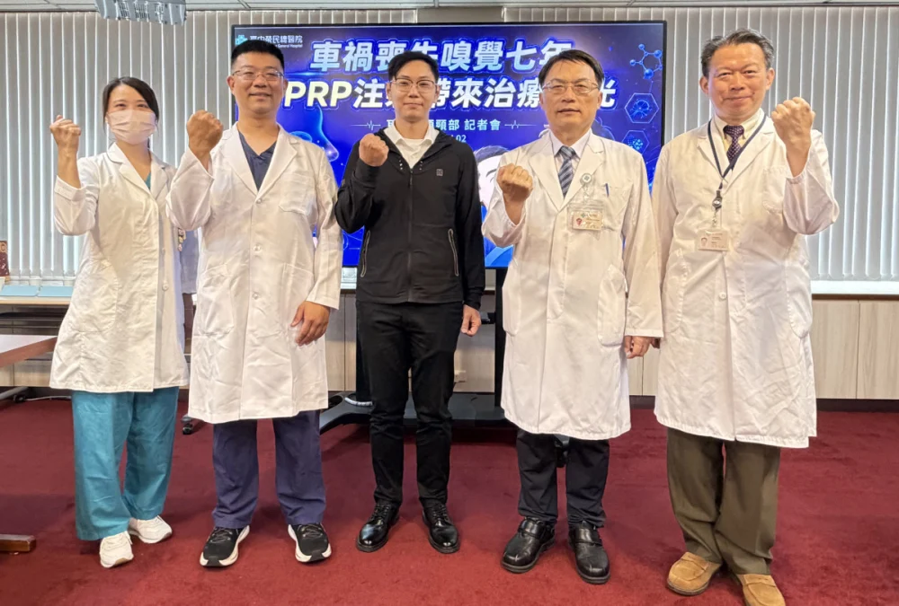 邵先生(中)因外傷導致嗅覺喪失7年，至臺中榮總接受PRP嗅裂注射治療後，嗅覺顯著改善，生活品質提升。