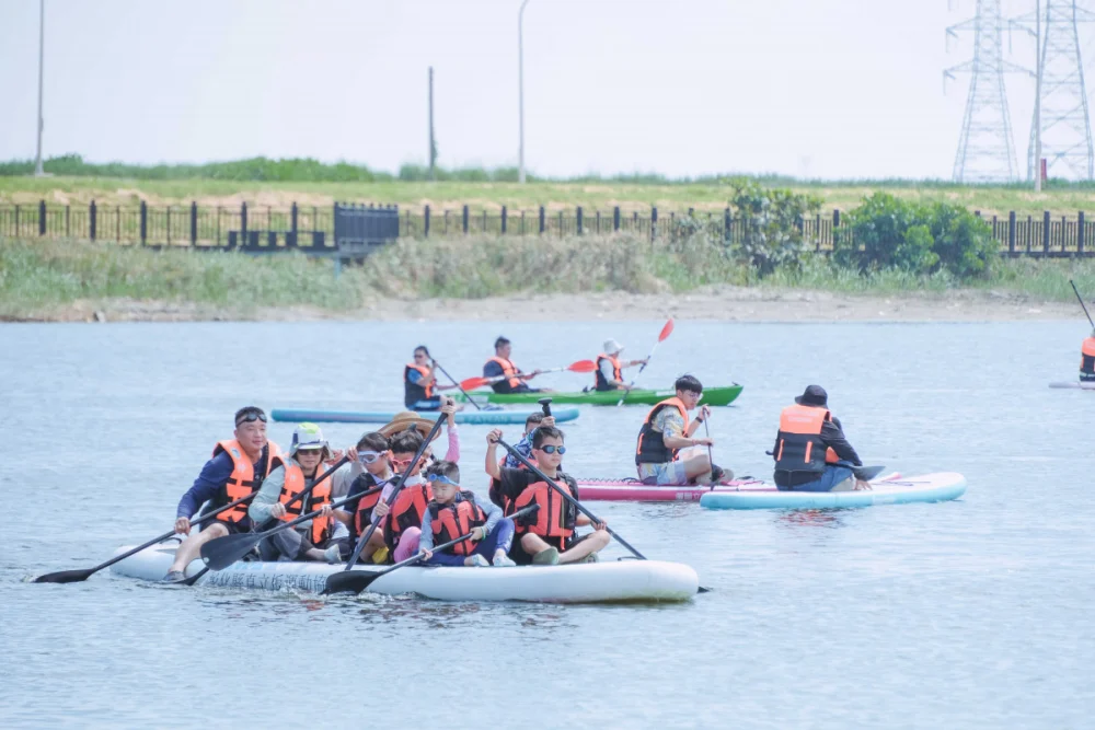 彰濱海FUN一夏熱鬧登場，SUP、水上瑜伽、鋼鐵人特技吸睛。圖／彰化縣政府提供