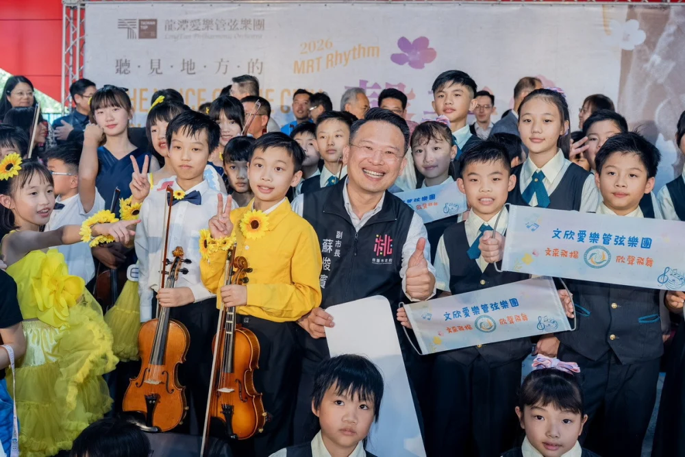 桃園市副市長蘇俊賓和龍潭愛樂管弦樂團小小演奏家們互動。


” style=”width:100%; height:auto; display: black;”/></p>
<figcaption id=