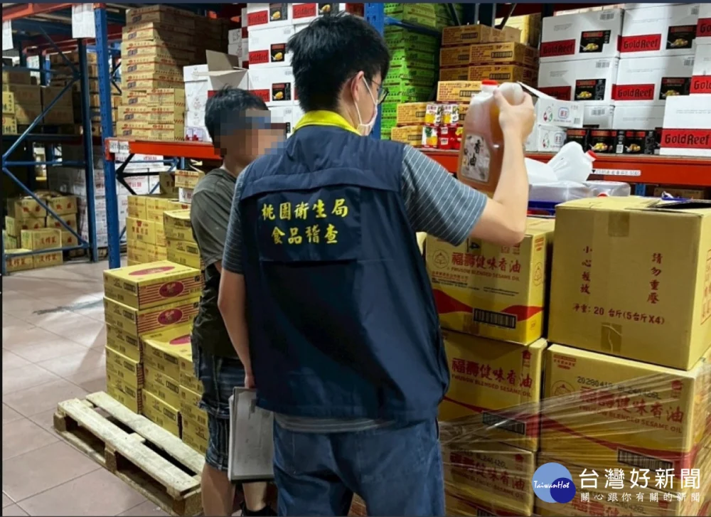 桃園市全面追查中聯問題油品，首波32家下架逾1.2萬公斤。