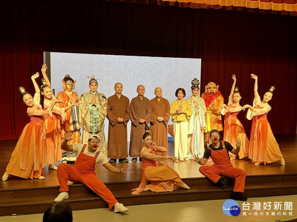 記者會特別演出團隊共同合影歡迎大眾參訪特展。（記者扶小萍攝）