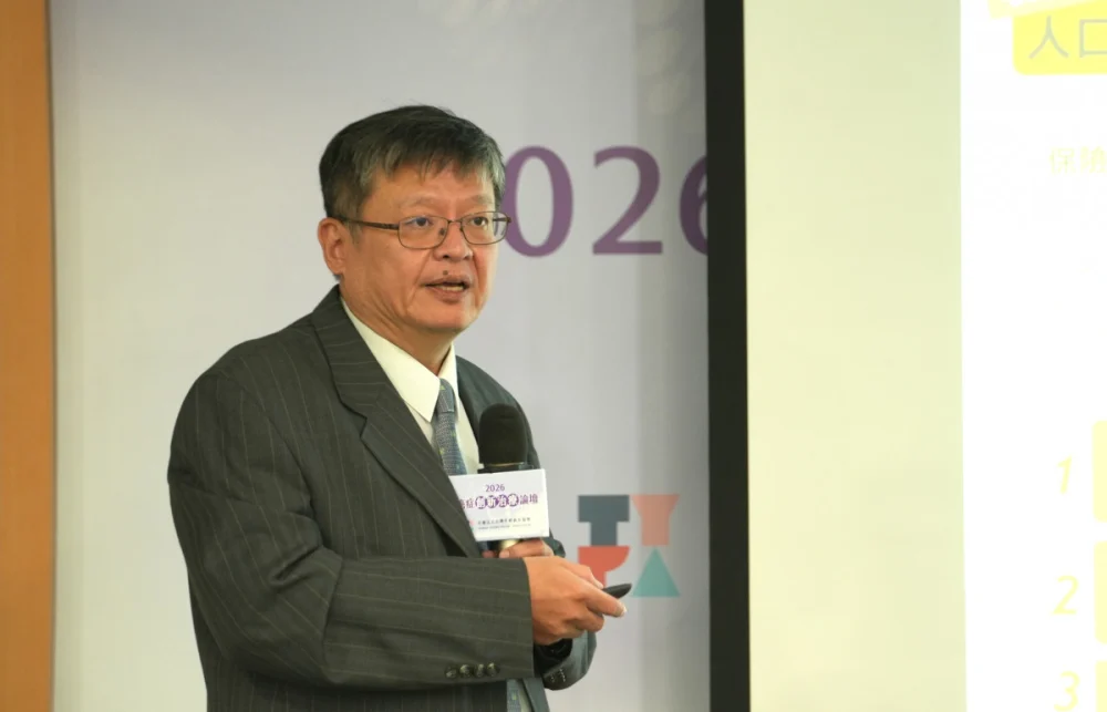 衛生福利部中央健康保險署顏家瑞副署長說明台灣健保癌症創新治療給付策略，包含癌症新藥基金、精準醫療、NGS基因檢測與健保數位轉型等政策方向，期盼透過制度優化加速新藥收載，銜接臨床需求並減輕癌友負擔。