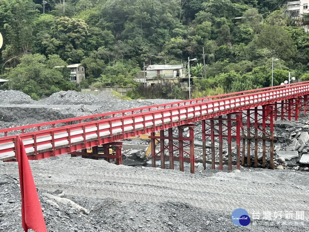 仁愛鄉暫封閉塔羅灣溪鋼構便橋。（仁愛鄉公所提供）