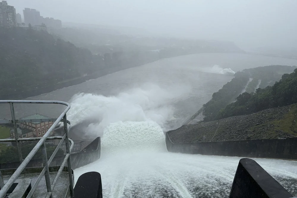 巴威颱風豪雨襲石門水庫,北水分署依即時水情滾動調整水庫操作,透過溢洪道、排砂與排洪隧道及電廠等設施進行洩洪。