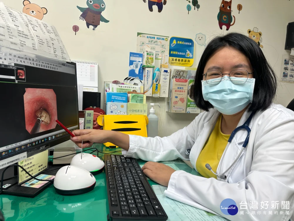 衛福部豐原醫院黃伃㚬醫師指出，12歲男童誤吞塑膠藥匙，緊急進行胃鏡取出3公分藥匙。