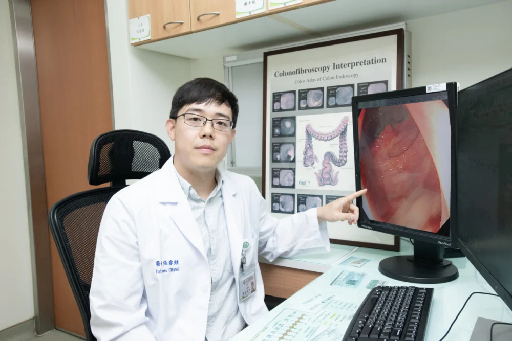 彰基醫學中心大腸直腸外科張睿甡醫師，說明直腸癌治療與機器手臂手術優勢。圖／彰基提供
