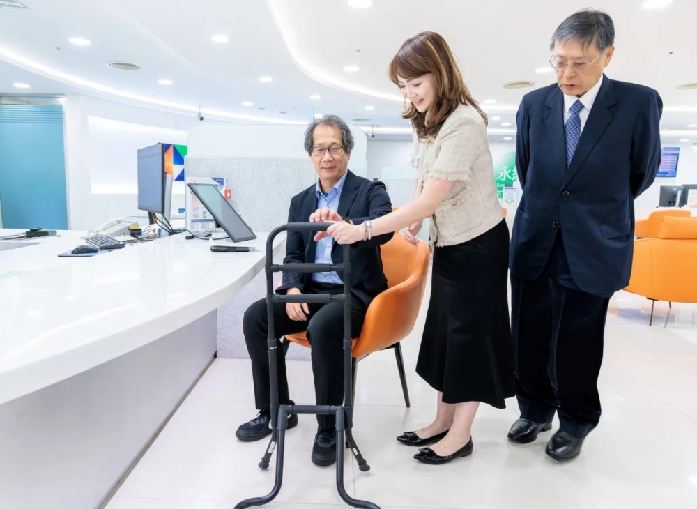  凱基人壽從「使用者視角」出發，由張士傑獨立董事(左)與高渭川獨立董事(右)親臨台北客服中心視察，實地測試高齡友善起身扶手，從細節處展現凱基人壽落實公平待客的決心與溫度。