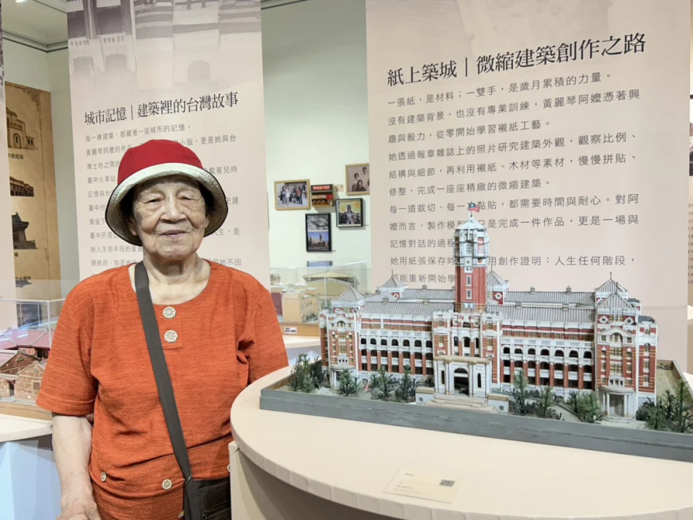 黃麗琴阿嬤看著臺中老街區的展示板回憶童年。圖/中友百貨提供