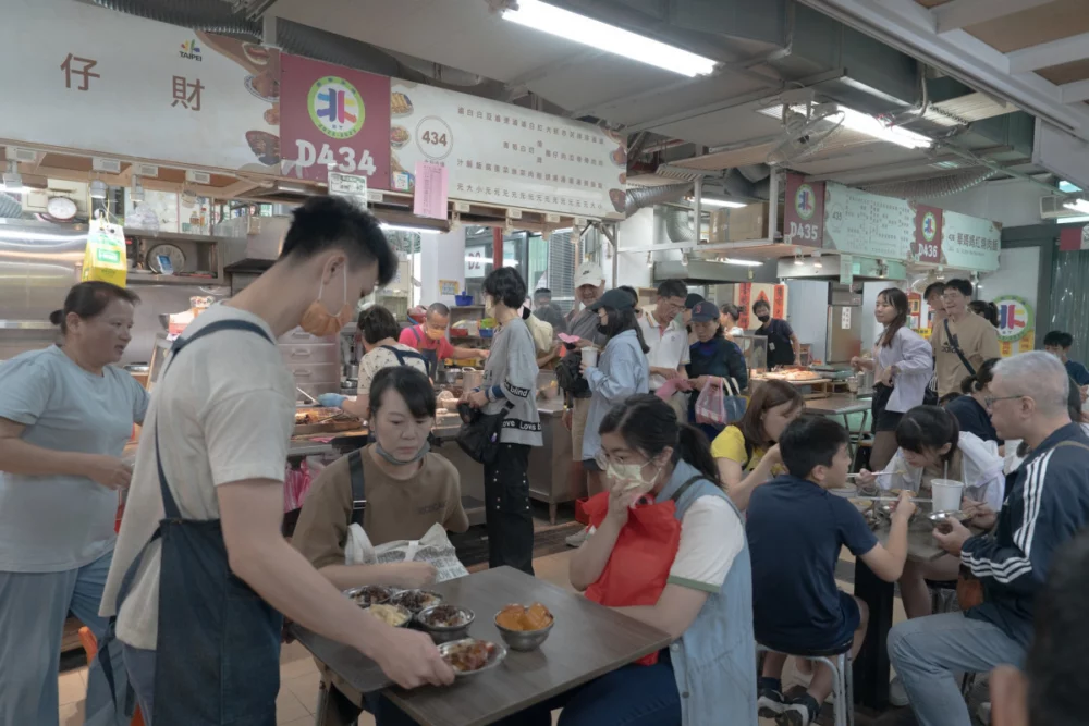 美食區用餐人潮絡繹不絕。