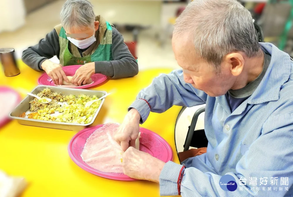 長輩開心體驗晶瑩五彩春捲製作，在動手包捲過程中享受飲食樂趣與成就感
