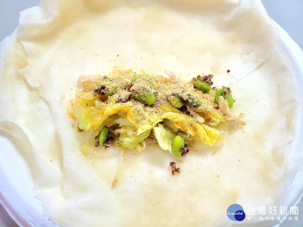 晶瑩五彩春捲製作過程簡單易上手，將各式食材包入越南春捲皮中即可完成