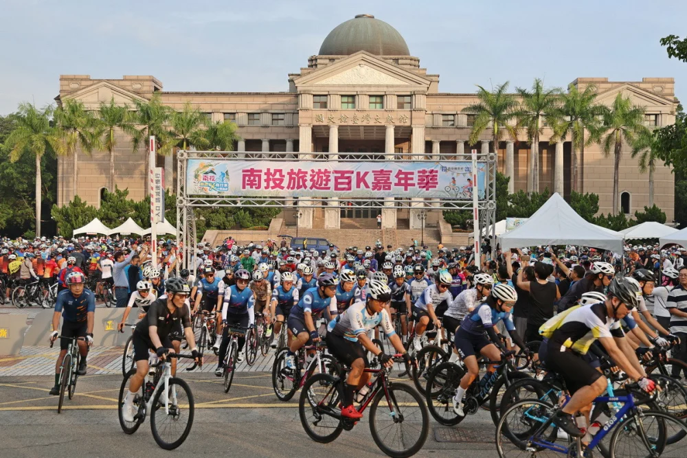 南投旅遊百K自行車小鎮漫遊清晨出發。（縣府提供）