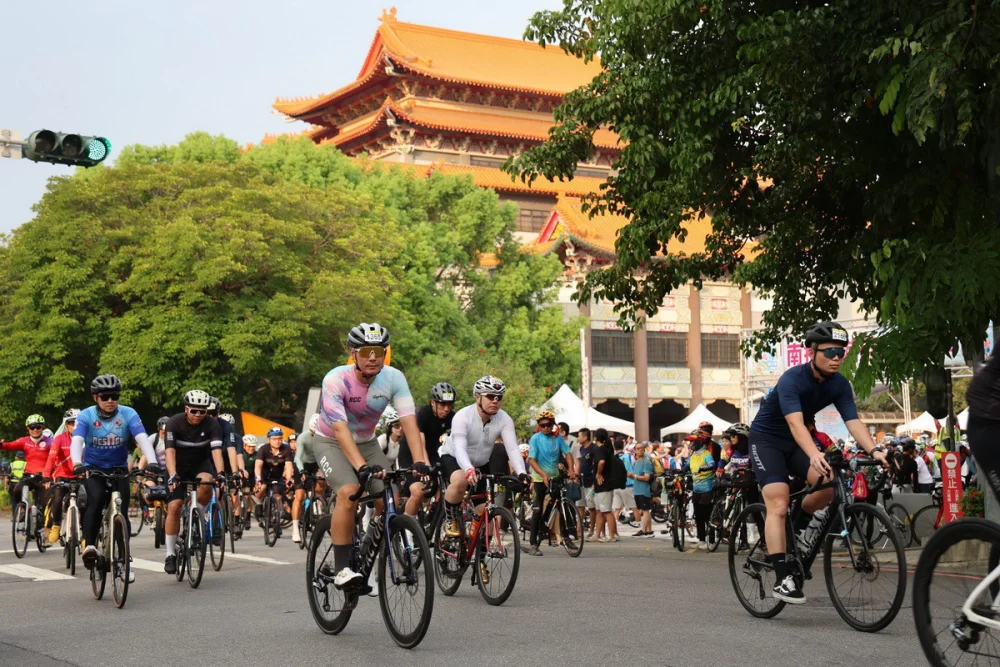 國內外好手齊聚探訪南投縣美景。（縣府提供）