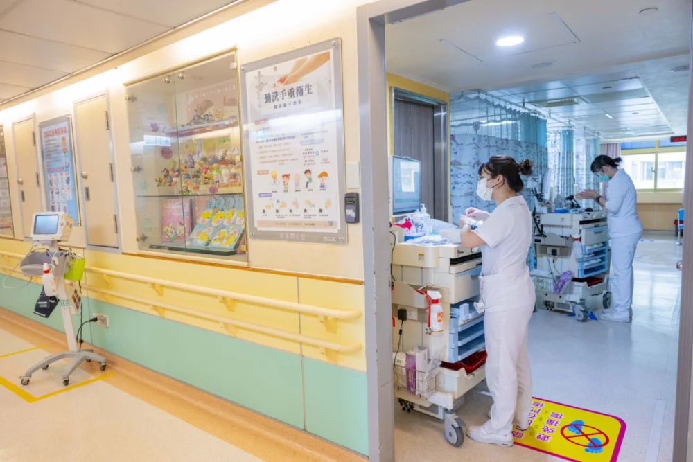 接種新冠肺炎疫苗可提升自我免疫保護力,有助於降低感染後住院、發生重症及死亡的機率。