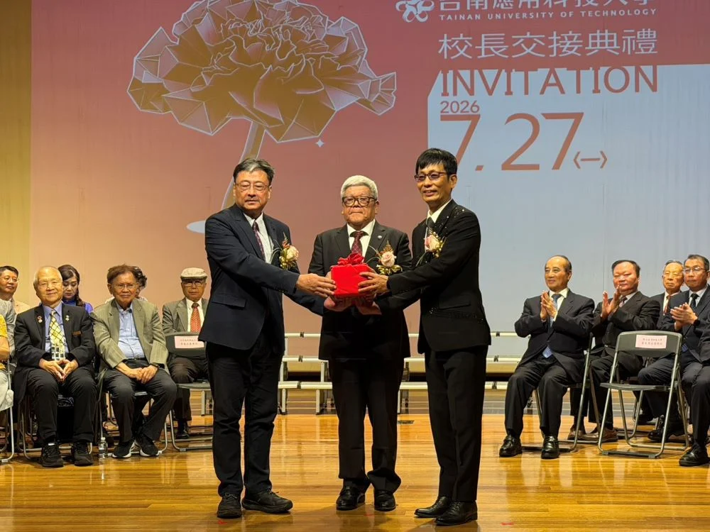 台南應用科技大學27日舉行校長交接典禮，由董事長黃基正主持監交，正式由許和捷教授接任第13任校長。(圖/台南應用科技大學)