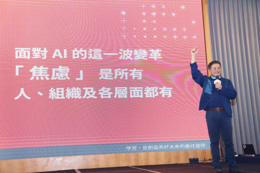 旭聯科技執行長黃旭宏強調AI時代，能力可以被快速複製，最怕的是把思考外包給AI。如何協助下一代建立獨立思考與終身學習能力，是AI時代人才發展的重大挑戰。（圖／旭聯科技）