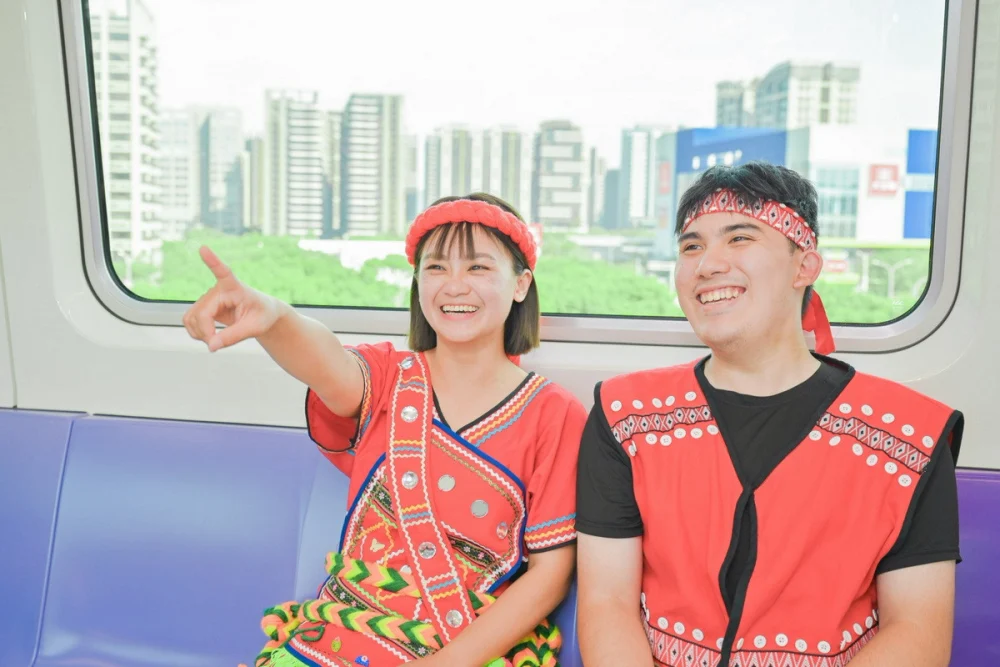 8月「原」力全開，只要穿著原住民族傳統服飾或配戴原民風格配件，即可免費搭乘機場捷運。


” style=”width:100%; height:auto; display: black;”/></p>
<figcaption id=