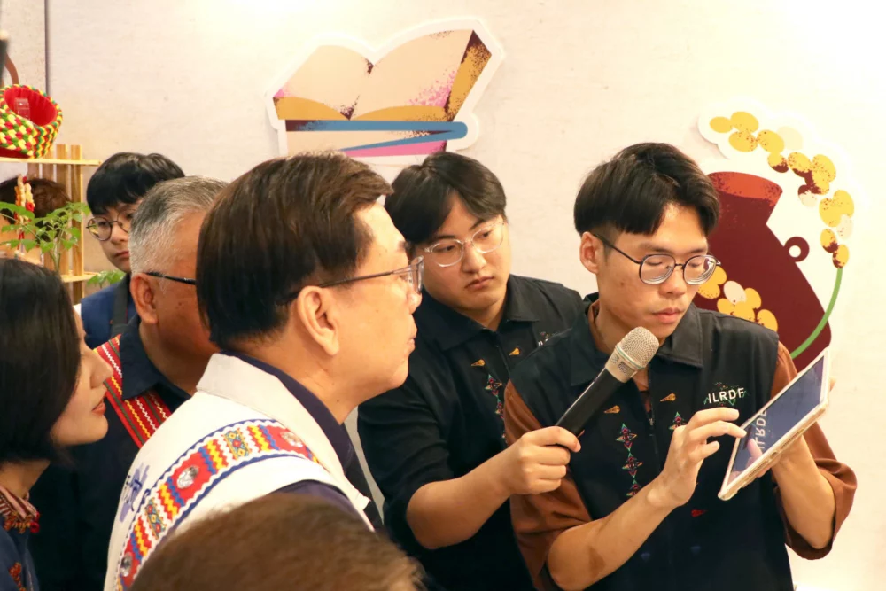 圖說:新北市副市長劉和然體驗族語AI成果網站