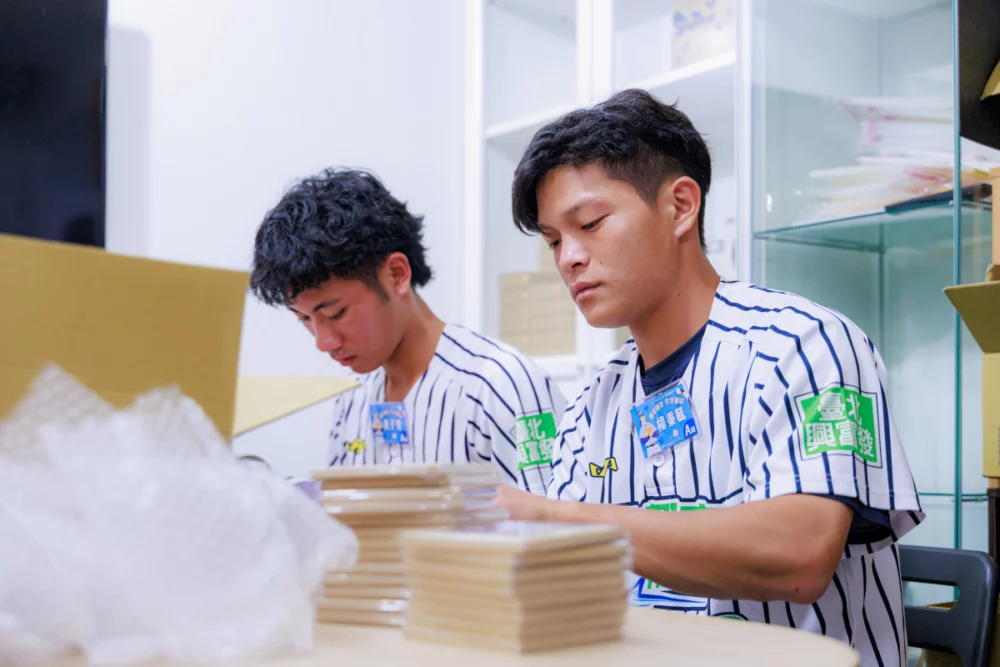 球員們分工合作包裝公益回饋禮，將平時在球場上培養的團隊默契轉化為公益服務的力量，展現細心與熱忱。