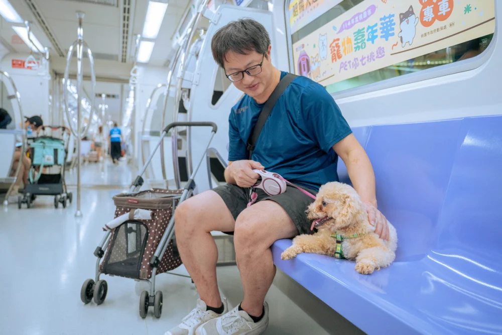 桃園捷運8/2推出限定「寵物友善列車」免報名兜風趣。


” style=”width:100%; height:auto; display: black;”/></p>
<figcaption id=