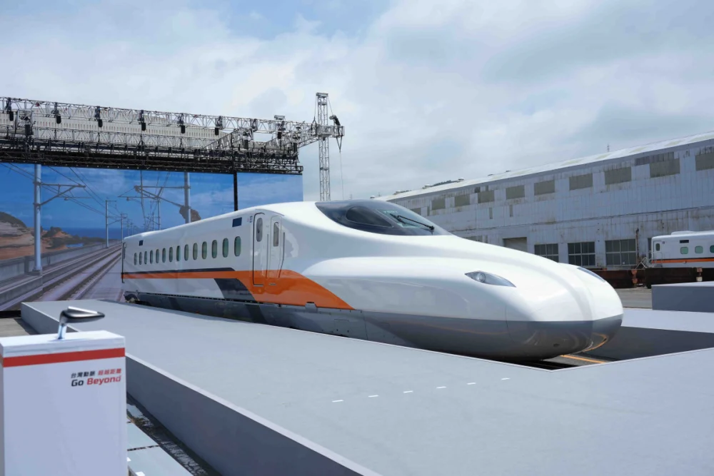 台灣高鐵新世代列車N700ST，30日在日本山口縣日立笠戶工廠正式出廠。（圖／台灣高鐵公司提供）