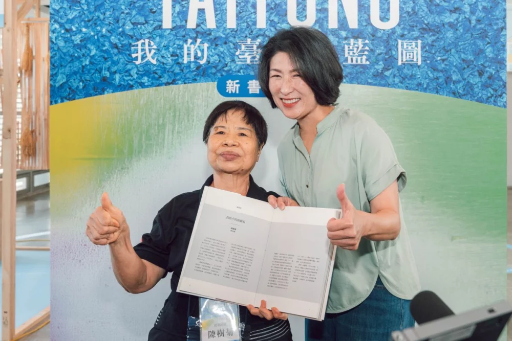 圖／饒慶鈴與陳樹菊阿嬤合影，分享「少一點自己，多一點給臺東」的治理初心。（臺東縣政府提供）