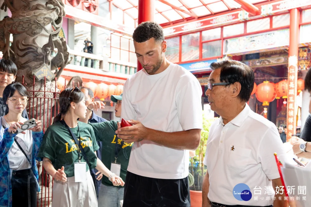 NBA灌籃王Zach LaVine 降臨桃園大溪,在福仁宮參拜祈福擲出聖筊。