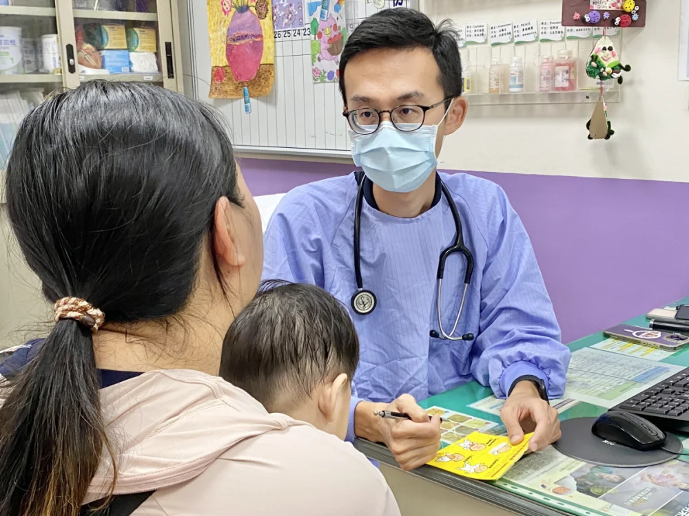暑假腸病毒升溫，1歲童睡夢反覆肌抽躍送醫，醫籲留意重症警訊。圖／秀傳提供