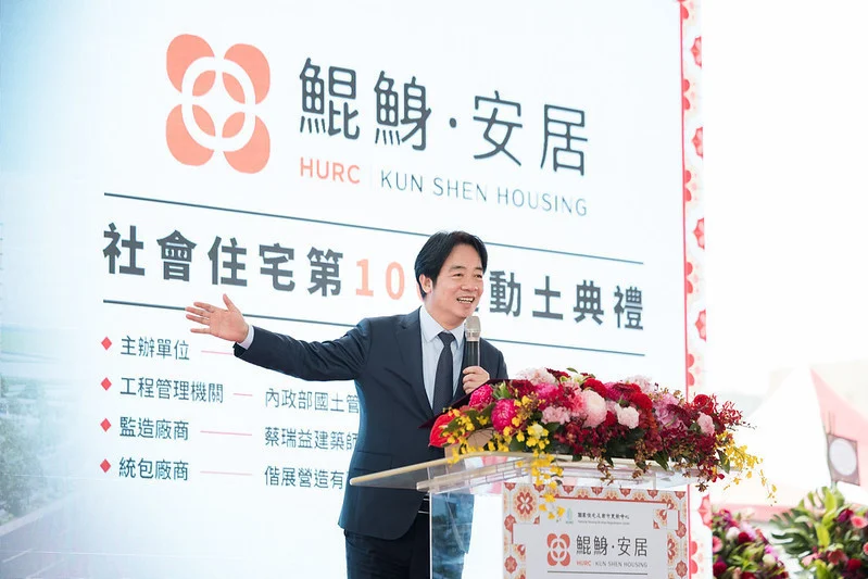 賴政府社宅承諾大跳票！民眾黨痛批賴政府上演「零戶攻擊」，將選前承諾一路砍到恐怕只剩「零戶」，嚴重背棄居住正義。