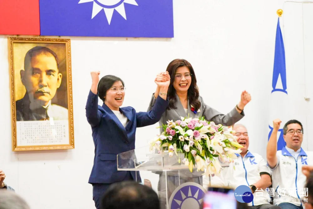 鄭麗文高舉新竹縣長參選人、立委徐欣瑩雙手大喊「徐欣瑩必勝」。