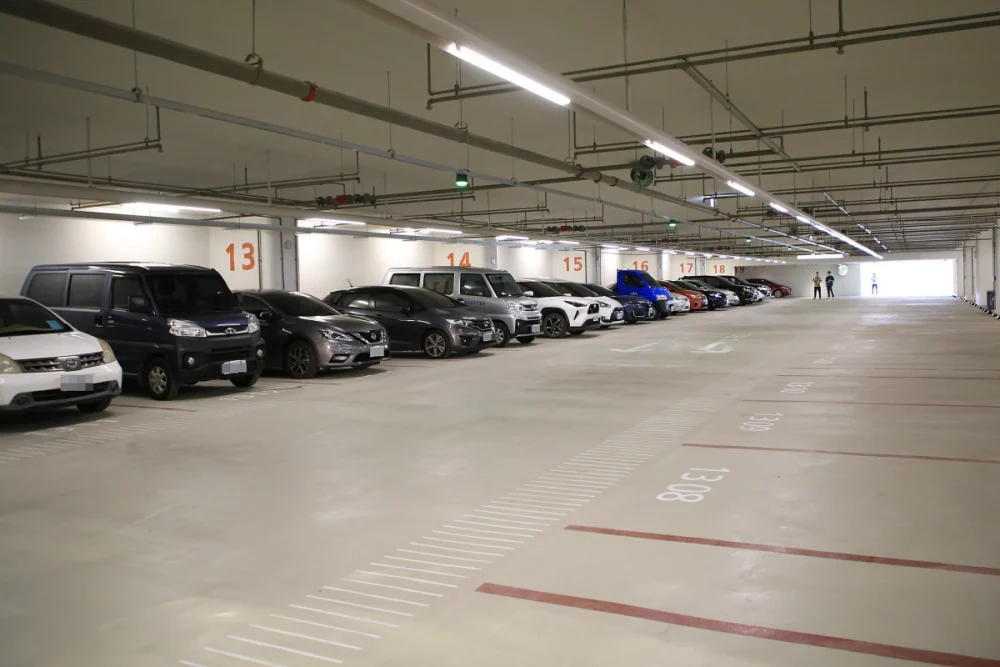 嘉義市嘉北國小地下停車場完工　218席智慧車位啟用