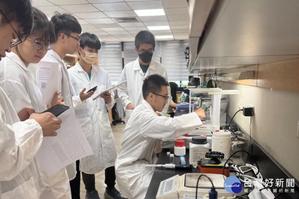 長庚大學「中醫藥基礎研究概論與實作」，學生進行藥物製劑實習。（圖/長庚大學）