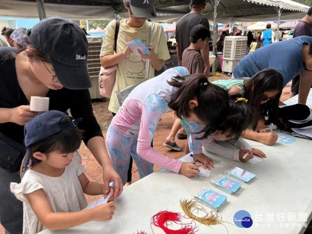 苗栗縣「逐浪季－海風傳情」活動-參與民眾於海風傳情牆寫下思念與願望，透過活動互動傳遞祝福與情感。(圖/苗栗縣政府)