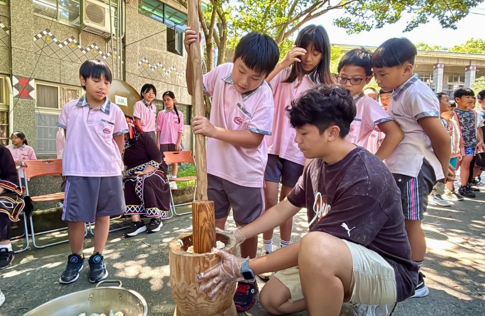 圖說:人和國小於學期末舉辦進倉祭,帶領孩子學習製作小米麻糬。