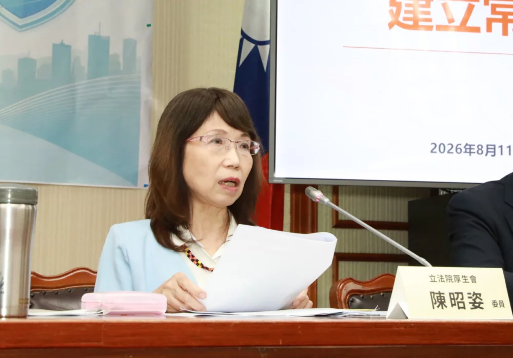立法委員陳昭姿表示,若輕症與高風險但尚未惡化的病人都直接湧向醫院,恐影響急重症照護。