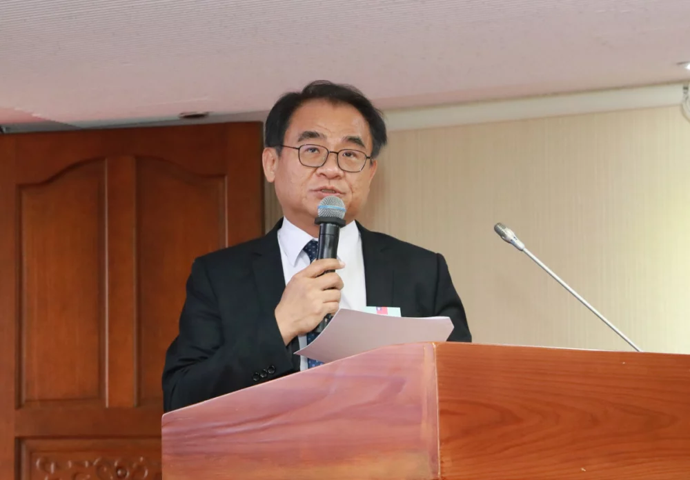 台灣耳鼻喉頭頸外科醫學會監事王俊傑說明,新冠、流感與RSV初期症狀相似,應由第一線醫師評估及篩檢,避免錯過治療時機。