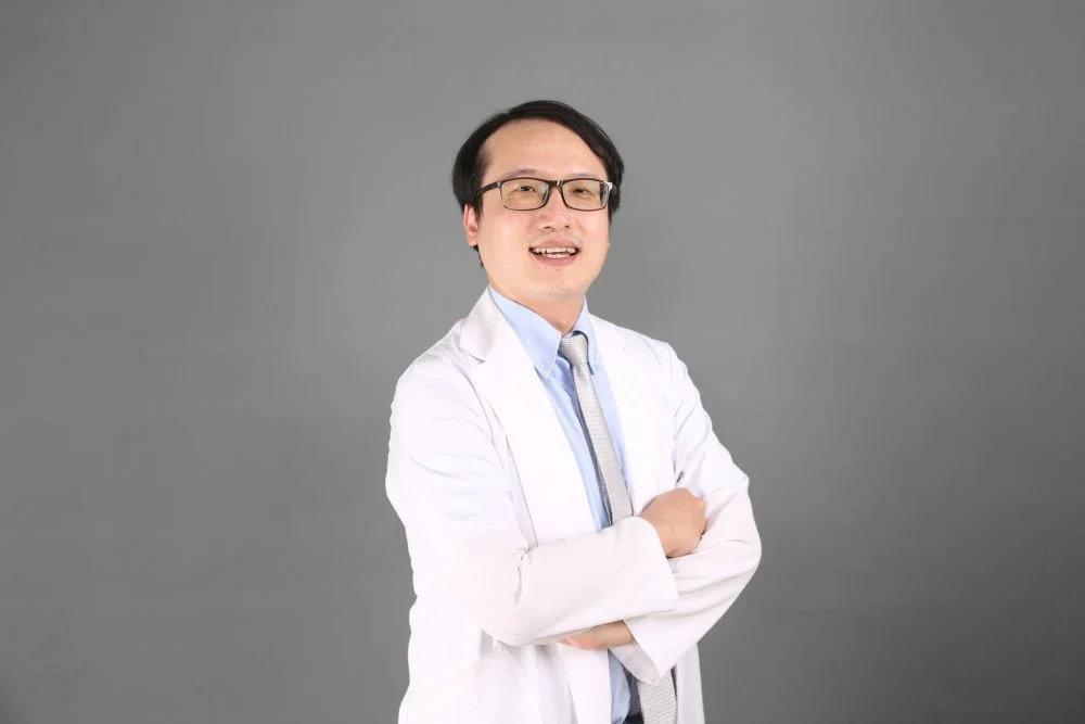 東海大學博士現任臺中榮民總醫院心臟血管中心心血管重症加護科主任鄭諭聰表示，AI醫療的價值並非取代醫師，而是成為醫師的重要協作力量。(圖/翻攝自榮總官網)