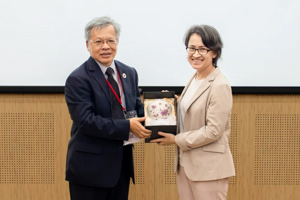 蕭述三校長致贈中央大學紀念品予蕭美琴副總統。