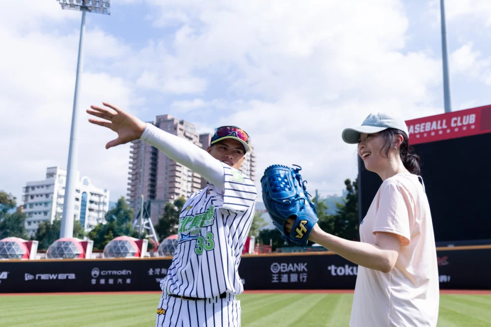 「Girls Play Ball」女子限定企劃鼓勵更多女性勇敢走進球場，在臺北興富發棒球隊球員專業指導下，親身體驗棒球運動的樂趣與魅力。