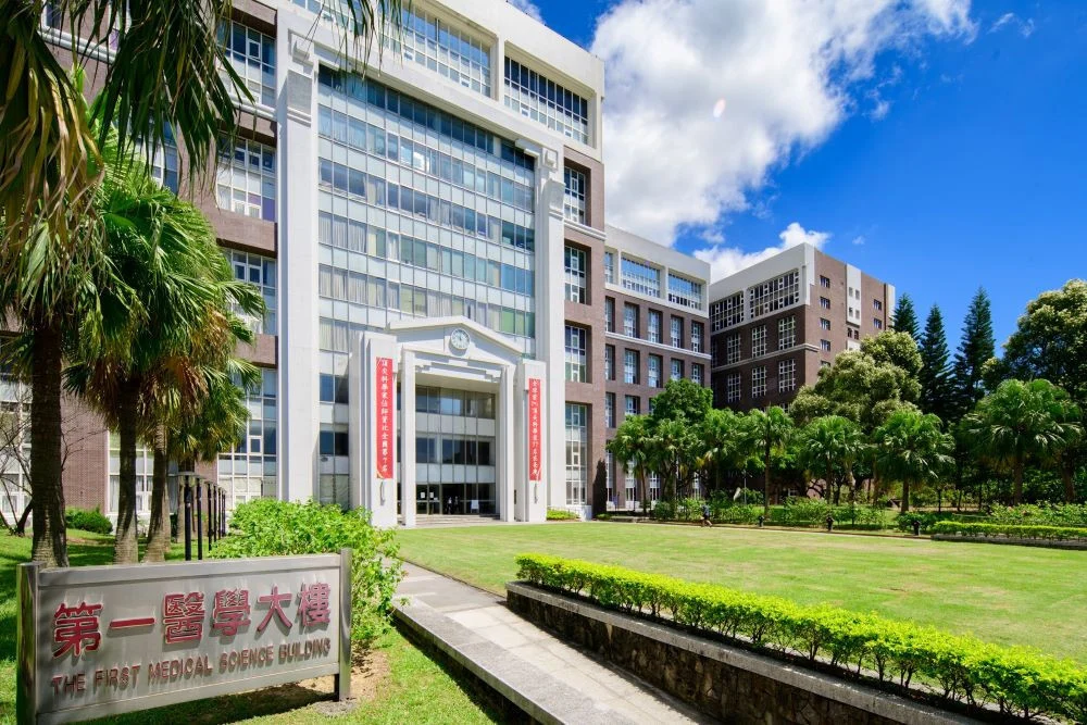 長庚大學115學年滿招四連霸-長庚大學將「跨域」落實到制度，從優異的研究能量出發，進而帶動亮眼的招生表現與國際排名。(圖/長庚大學)