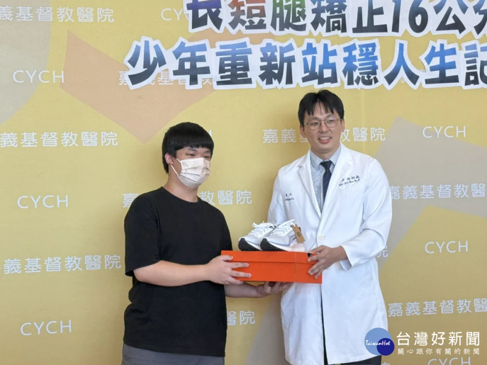 嘉基贈小龍一雙球鞋/林詩涵攝影