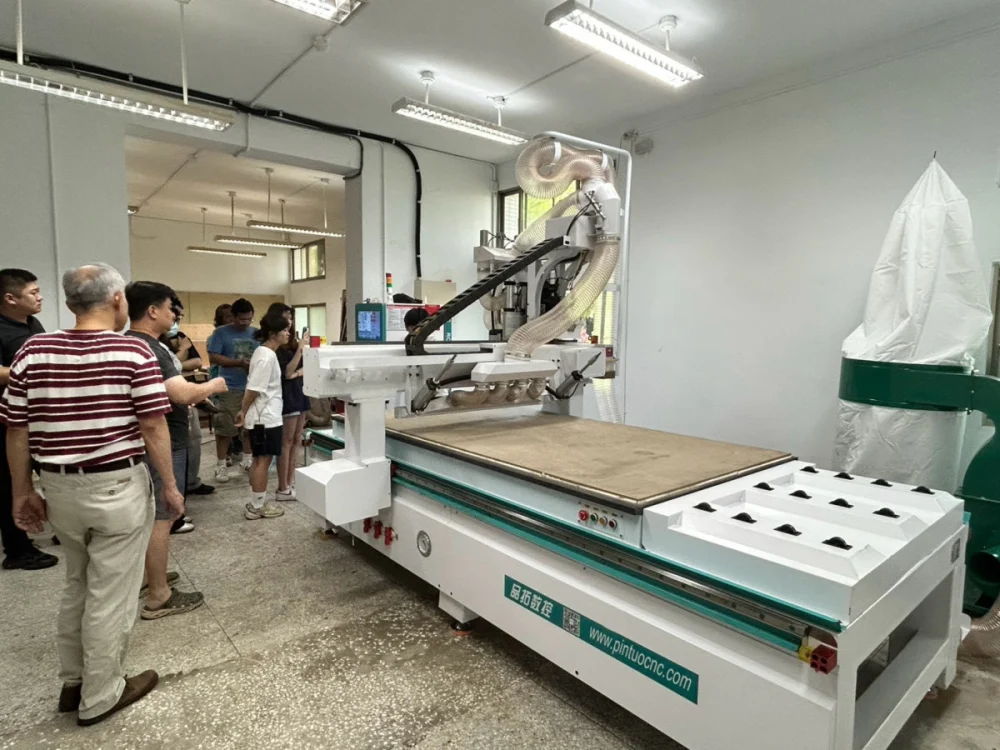  原廠技師於中原大學室設系現場示範四工序開料機操作流程，協助教師與學生熟悉設備功能及正確操作方式。