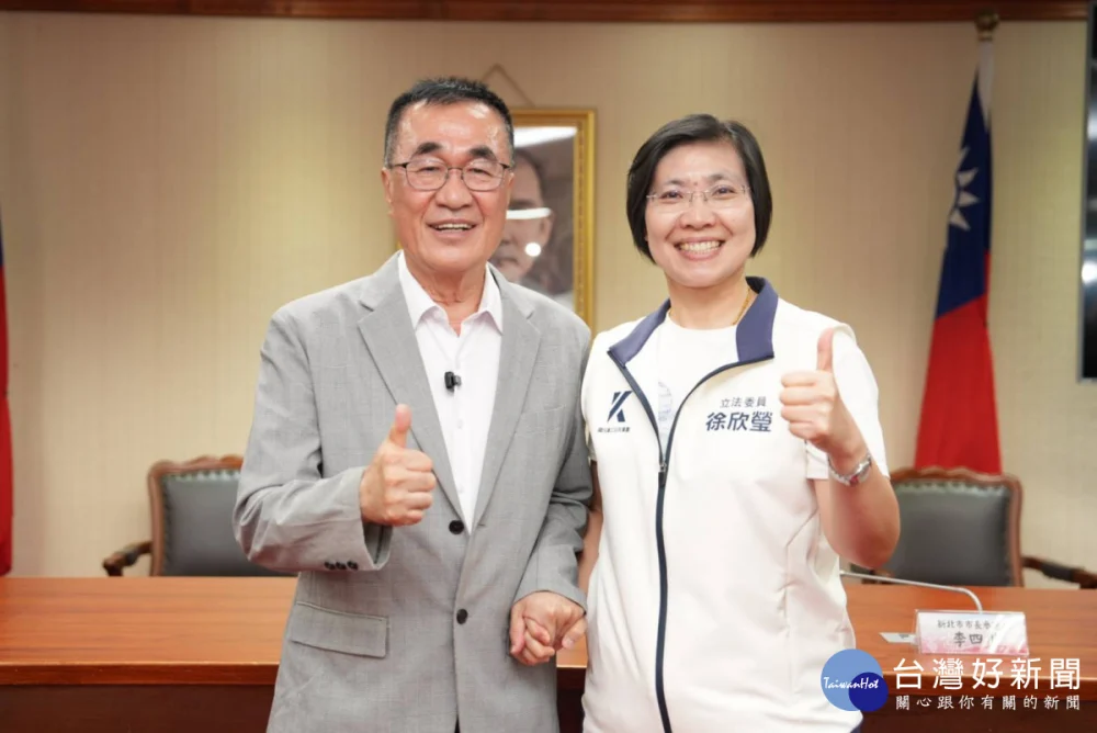 李四川牽起徐欣瑩的手，高喊「支持徐欣瑩！」。