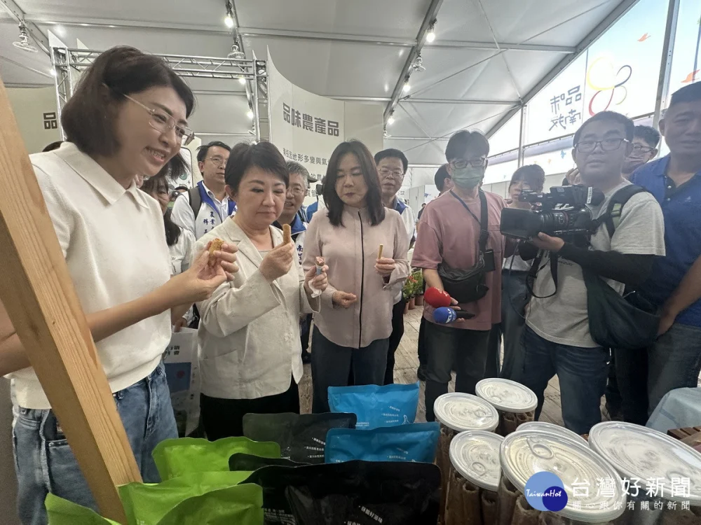 馬立委許縣長盧市長等嘉賓巡視各攤位。（記者扶小萍攝）