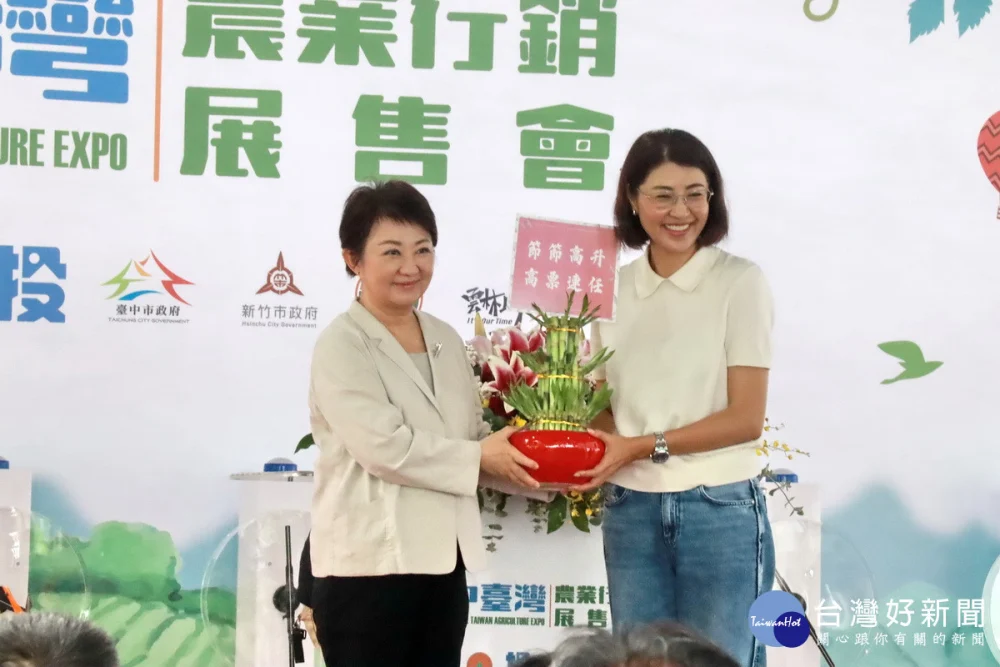 盧市長贈禮推薦許縣長成功建設南投縣。（ 記者扶小萍攝）