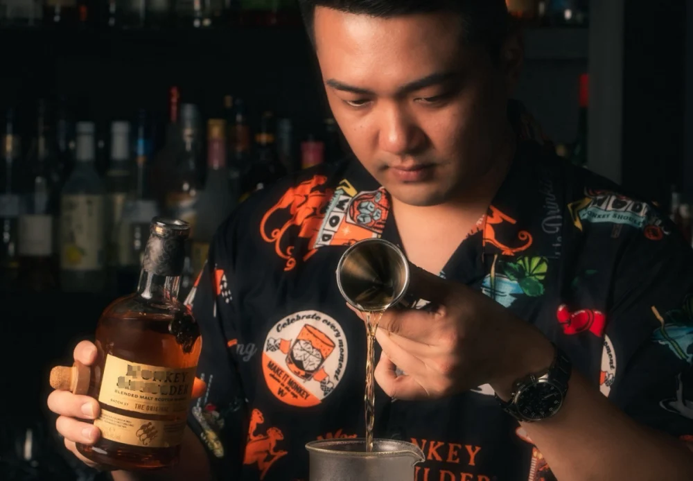 林昱安調酒神情專注。（林昱安提供）