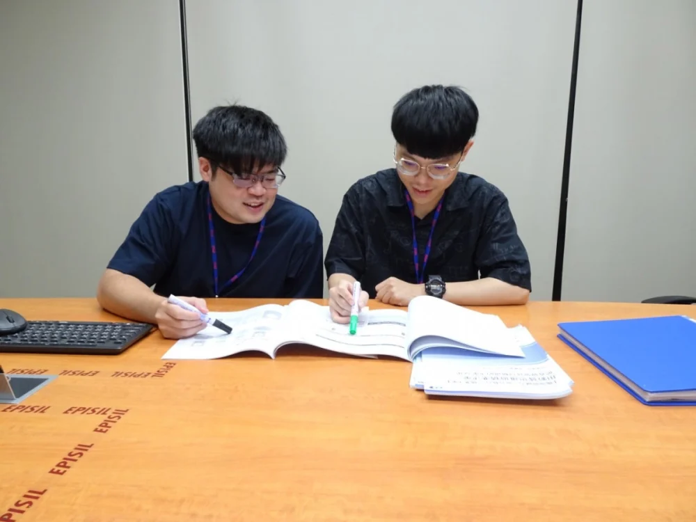 李宗翰（右）在職場導師（左）帶領下「做中學」，從摸索職場到逐步能獨立作業。