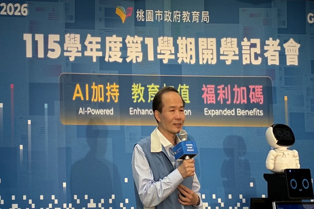 教育局長劉仲成偕凱比機器人宣布115學年度多項開學新措施。


” style=”width:100%; height:auto; display: black;”/></p>
<figcaption id=